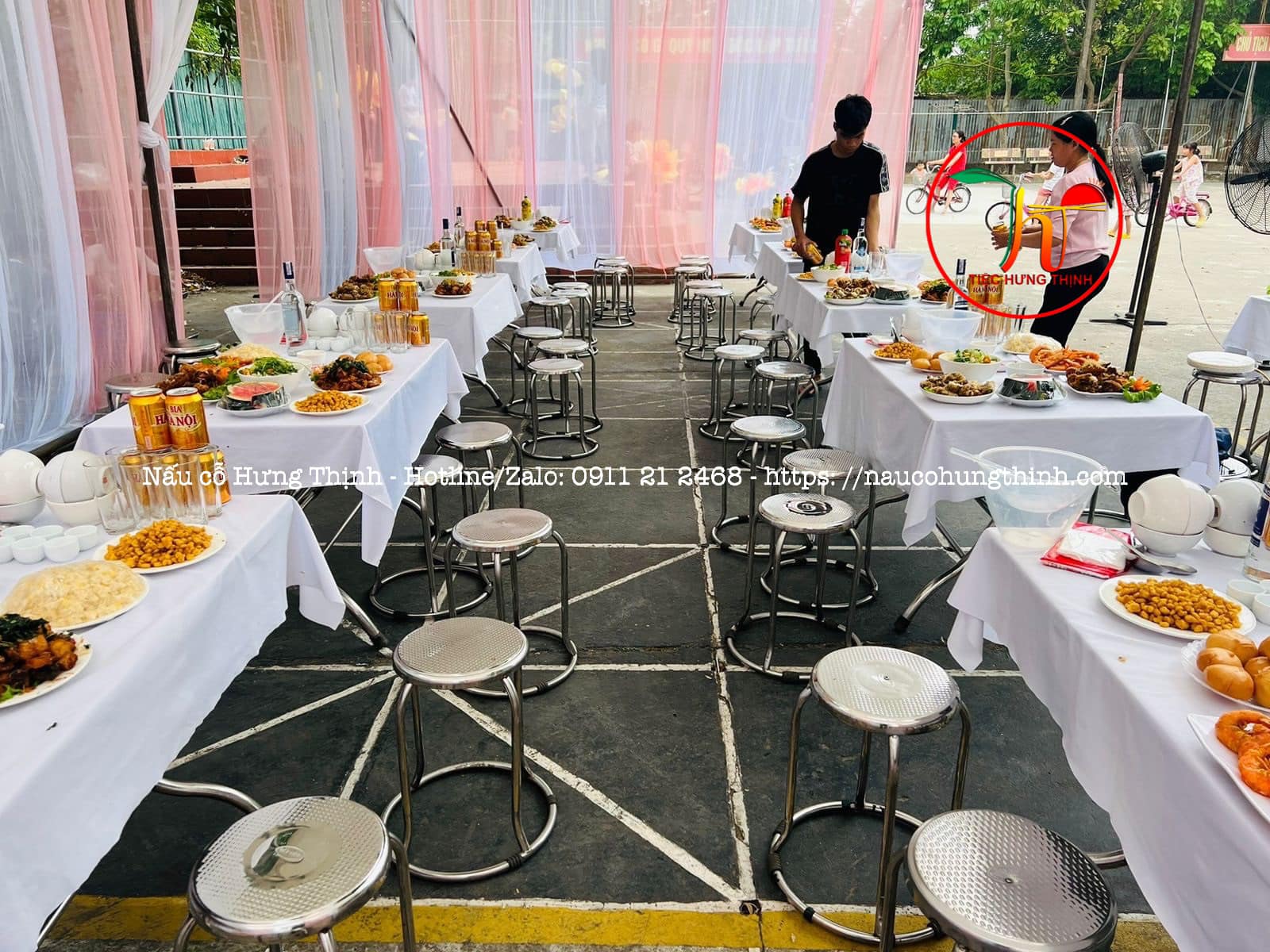 nấu cỗ sinh nhật cho đôi bạn trẻ