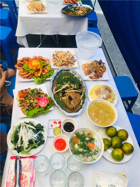 Ảnh nấu cỗ cưới hỏi tại nhà có bia rượu